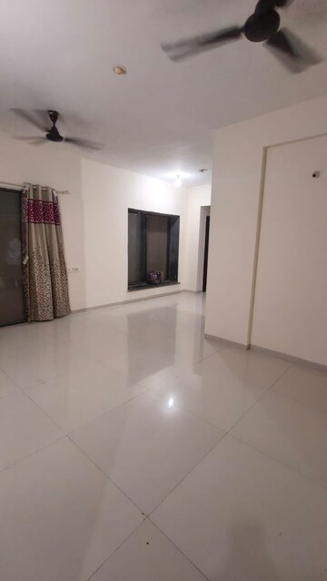 Room in 3 BHK Apartment at Kohinoor Shangrila, Pimpri – for Rent