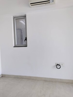 Room in 3 BHK Apartment at Lodha Venezia, Parel – for Rent