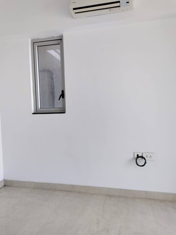 Room in 2 BHK Apartment at Lodha Venezia, Parel – for Rent