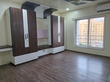 Room in 2 BHK Apartment at Panchshil Satellite Towers, Koregaon Park – for Rent