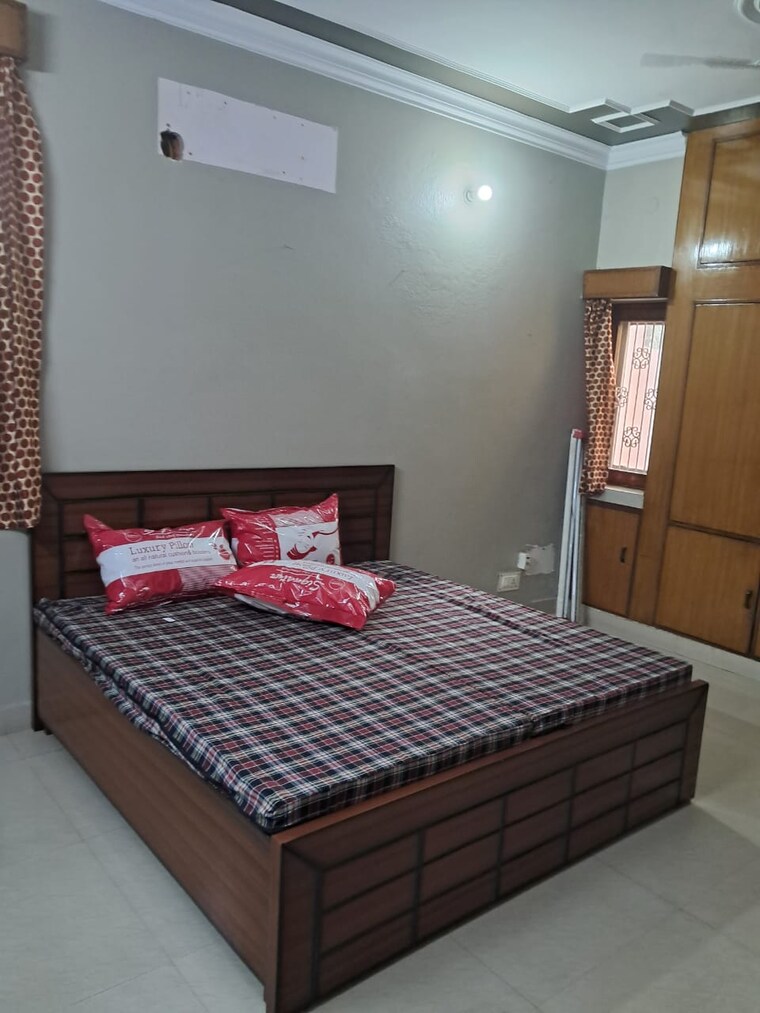 Bedroom, sector 56 6+ Bedroom 162 Sq.Mt. Independent House In Sector 56 Noida 9412216