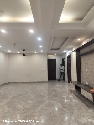 Room in 3 BHK Apartment at Sahridaya Apartments, Paschim Vihar – for Rent