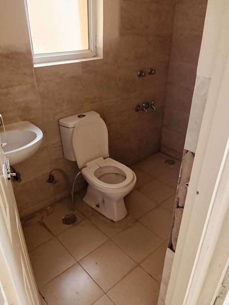 Bathroom, wave-dream-homes 2 Bedroom 808 Sq.Ft. Apartment In Wave City Ghaziabad 9412335