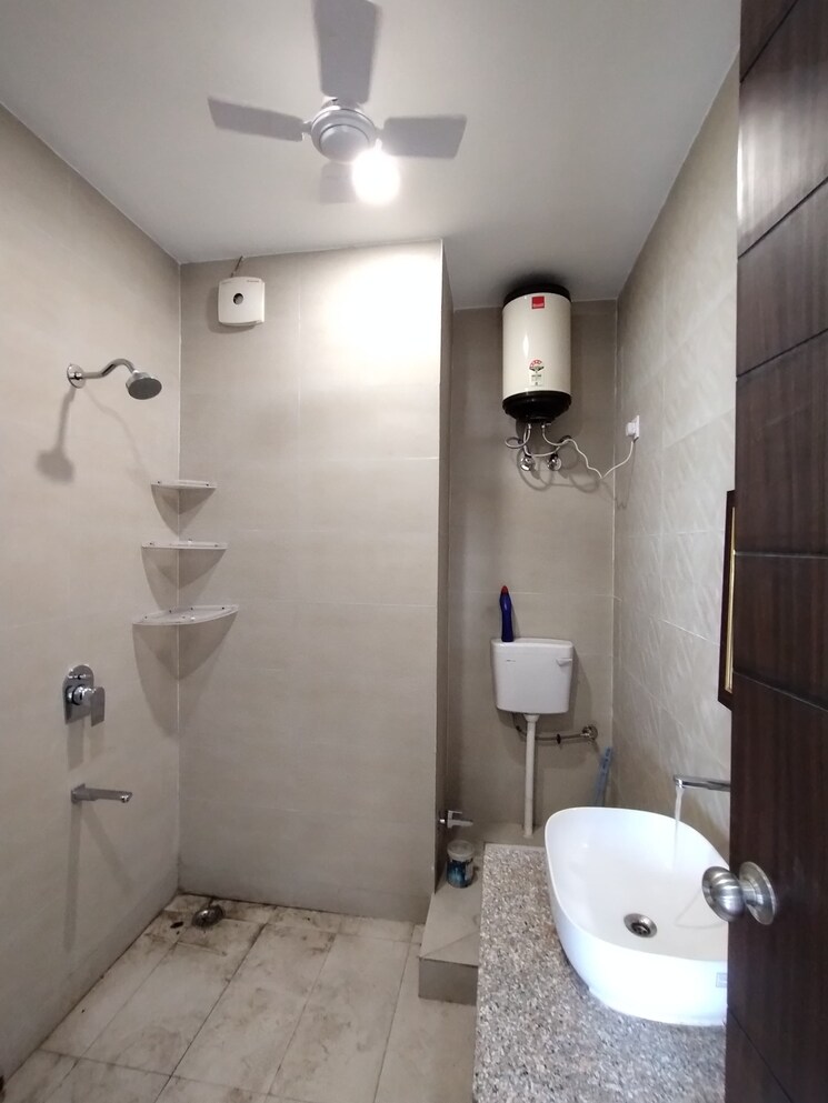 Bathroom, sahastradhara road 3 Bedroom 1350 Sq.Ft. Builder Floor In Sahastradhara Road Dehradun 9412379