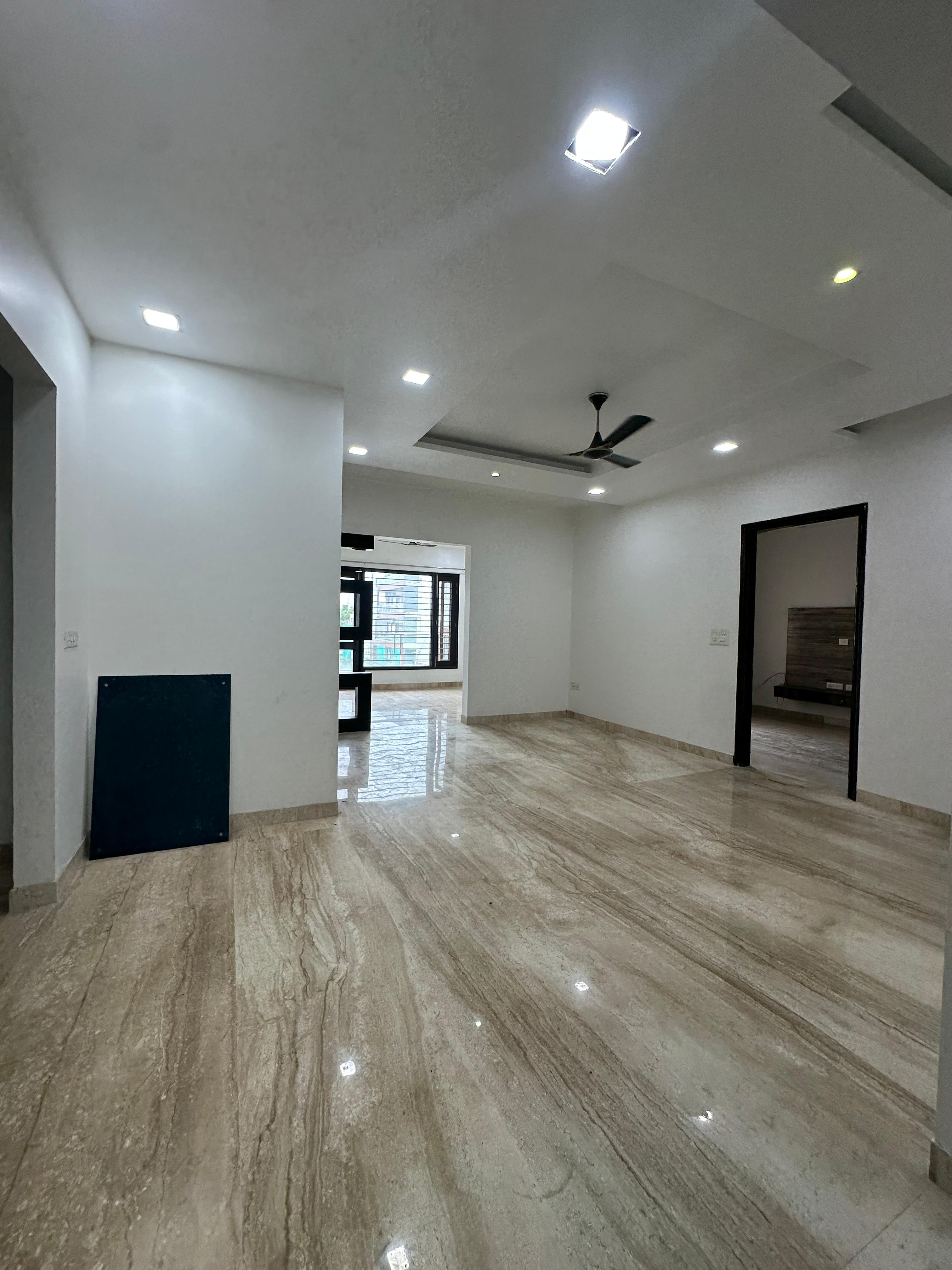 2 BHK + Servant Room 125 Sq.Yd. Builder Floor in Rps Palms
