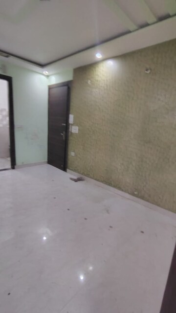 Room in 3 BHK Builder Floor at Dwarka Mor – for Rent