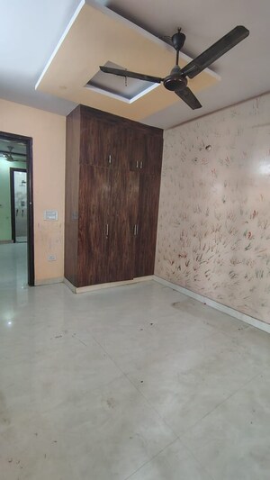 Room in 3 BHK Builder Floor at Dwarka Mor – for Rent
