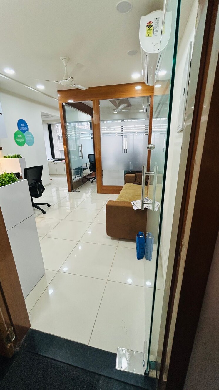 Team Area, gota Commercial Office Space 596 Sq.Ft. In Gota Ahmedabad 9412760