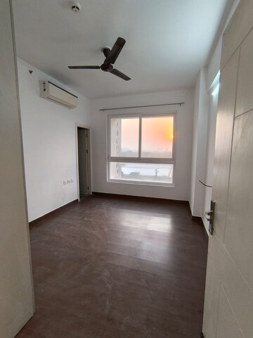 Room in 2 BHK Apartment at Signature Global City, Sector 37d – for Rent