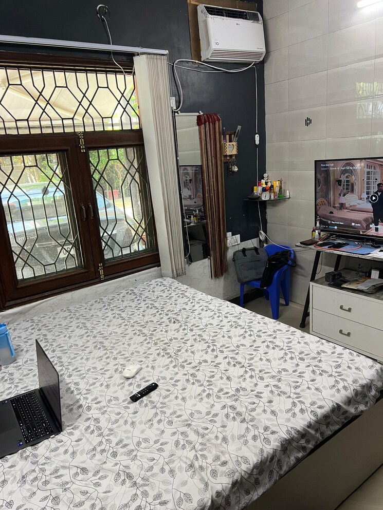 Master Bedroom, shastri nagar 3 Bedroom 1500 Sq.Ft. Builder Floor In Shastri Nagar Ghaziabad 9412849