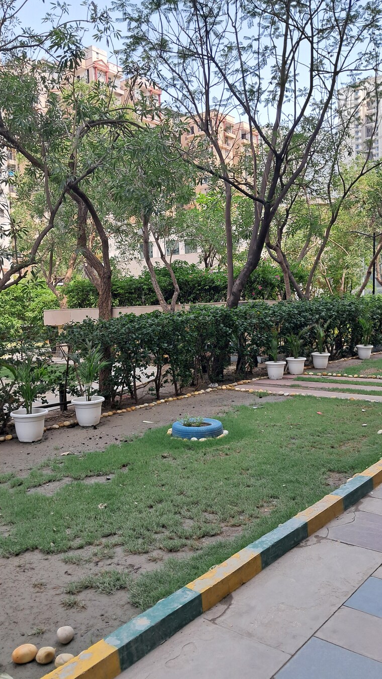 Garden, amrapali-princely-estate 2.5 Bedroom 1015 Sq.Ft. Apartment In Sector 76 Noida 9412912