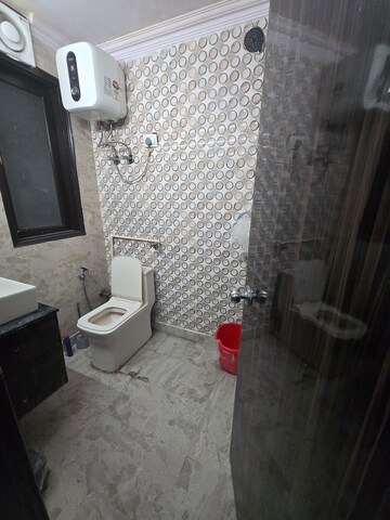 Bathroom in 1.5 BHK Builder Floor at Lajpat Nagar 4 – for Rent