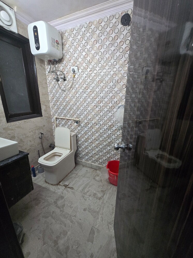 Bathroom, lajpat nagar 4 1.5 Bedroom 600 Sq.Ft. Builder Floor In Lajpat Nagar 4 Delhi 9413048