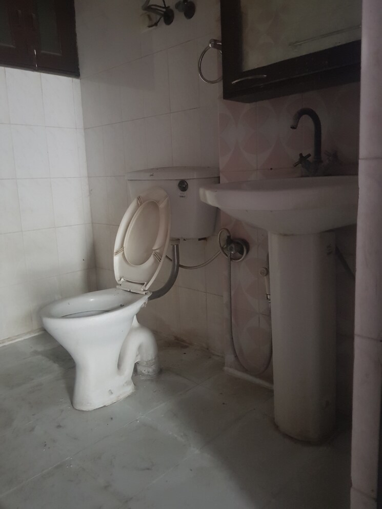 Bathroom, nipun-plaza 2 Bedroom 1065 Sq.Ft. Builder Floor In Vaishali Sector 4 Ghaziabad 9413147