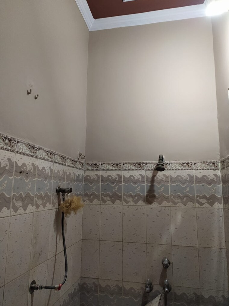 Bathroom, shakti khand 2 2 Bedroom 1050 Sq.Ft. Builder Floor In Shakti Khand 2 Ghaziabad 9413196