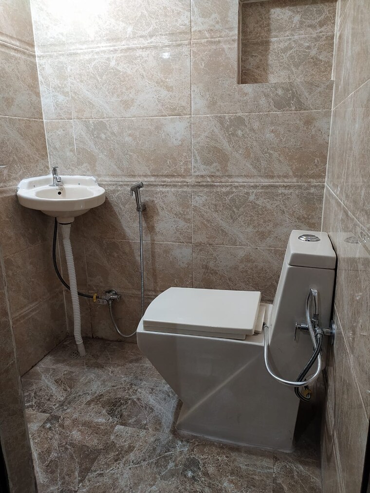 Bathroom, shakti khand 2 2 Bedroom 1050 Sq.Ft. Builder Floor In Shakti Khand 2 Ghaziabad 9413196