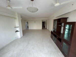 Room in 4 BHK Apartment at DLF Trinity Towers, Dlf Phase V – for Rent