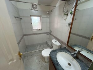 Bathroom in 4 BHK Apartment at DLF Trinity Towers, Dlf Phase V – for Rent