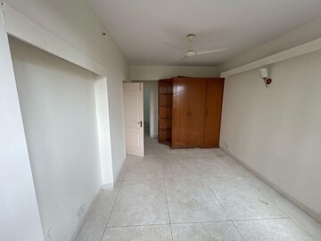 Room in 4 BHK Apartment at DLF Trinity Towers, Dlf Phase V – for Rent