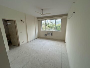 Room in 4 BHK Apartment at DLF Trinity Towers, Dlf Phase V – for Rent