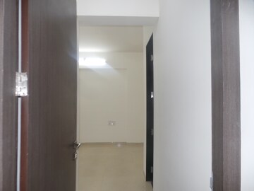 Room in 4 BHK Apartment at DLF Trinity Towers, Dlf Phase V – for Rent