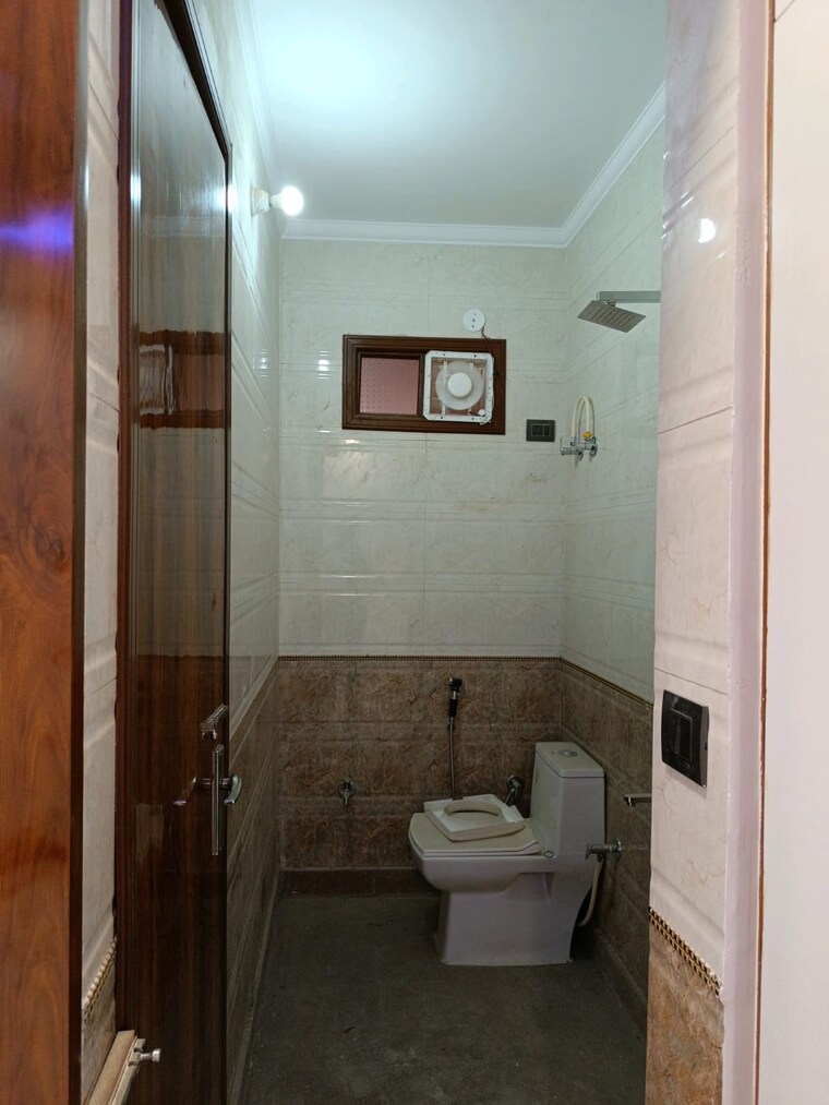 Bathroom, govindpuri 3 Bedroom 900 Sq.Ft. Builder Floor In Govindpuri Delhi 9413272