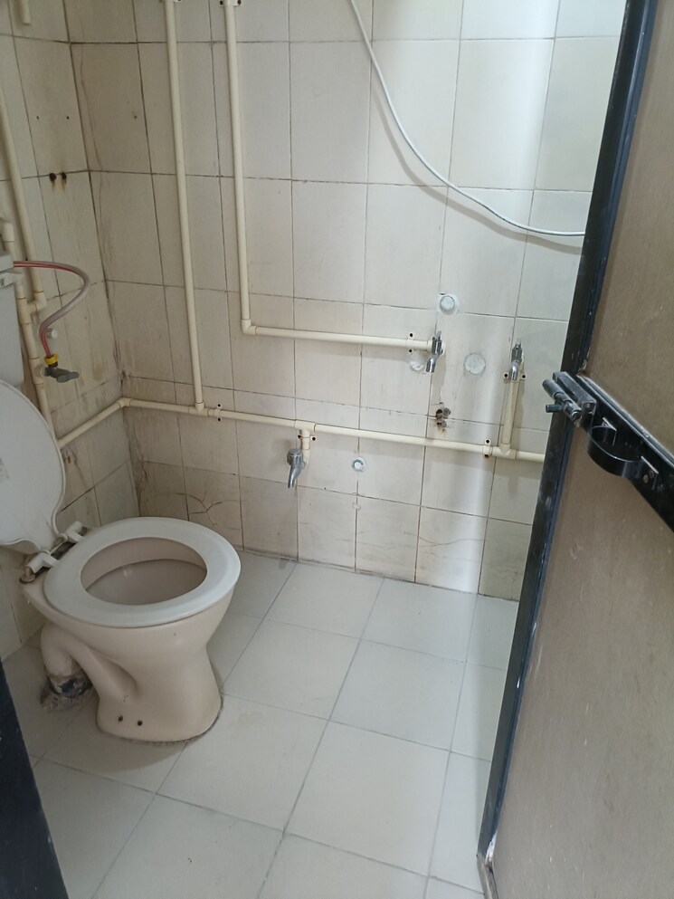 Bathroom, royal-palms 2 Bedroom 800 Sq.Ft. Apartment In Goregaon East Mumbai 9413337