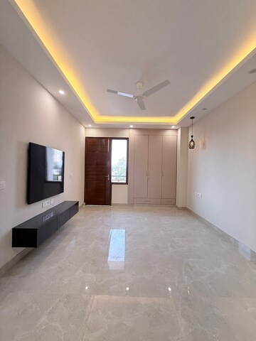 Room in 4 BHK Builder Floor at Vipul World Floors, Sector 48 – for Rent