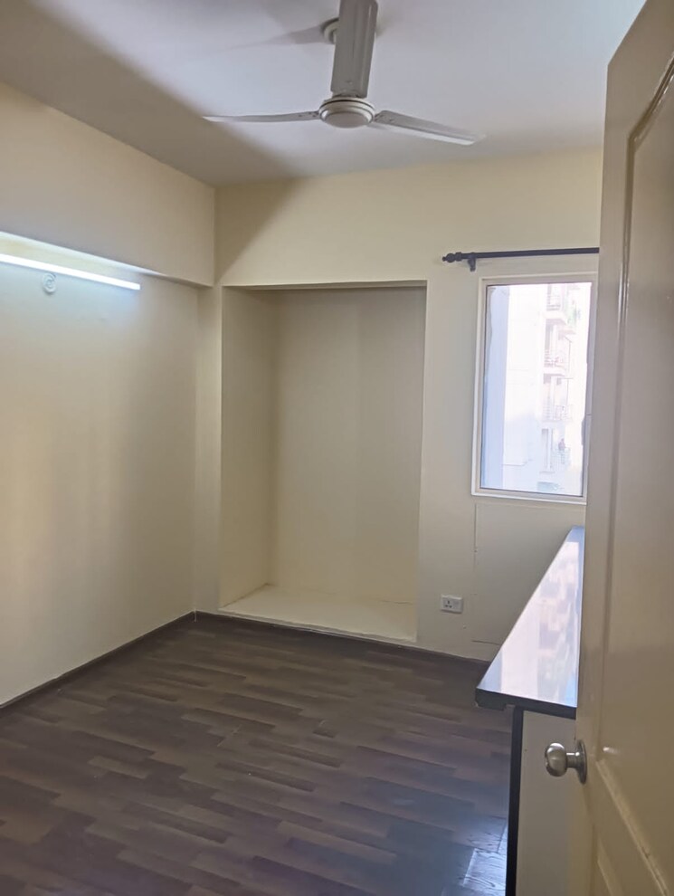 Room, paras-seasons 2 Bedroom 795 Sq.Ft. Apartment In Sector 168 Noida 9413411