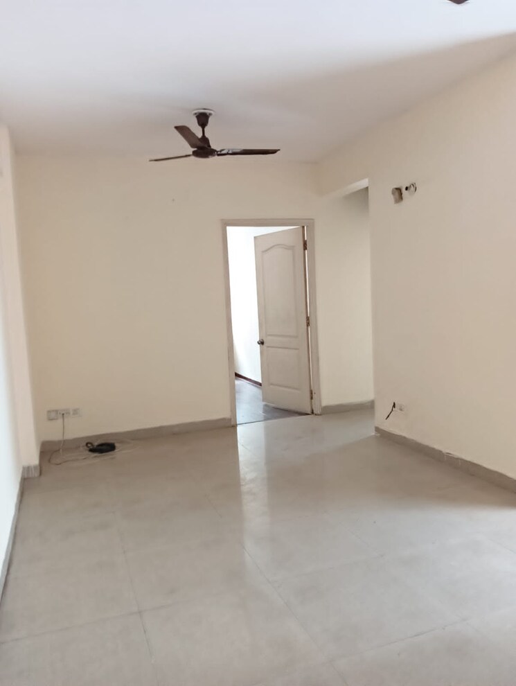 Room, paras-seasons 2 Bedroom 795 Sq.Ft. Apartment In Sector 168 Noida 9413411