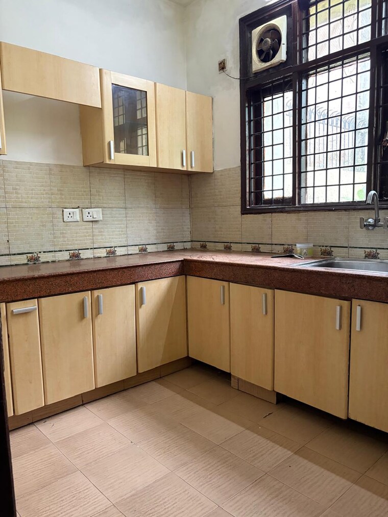Kitchen, palam vihar 3.5 Bedroom 173 Sq.Yd. Independent House In Palam Vihar Gurgaon 9413419