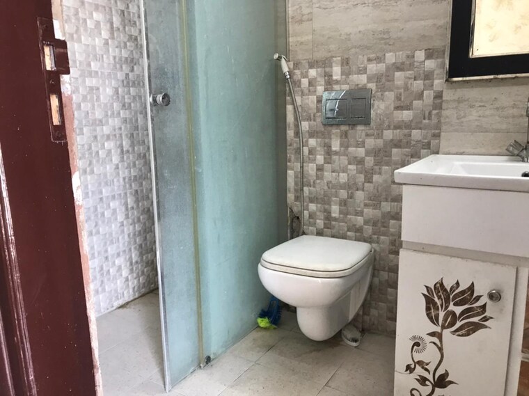 Bathroom, shakti khand iv 3 Bedroom 1470 Sq.Ft. Builder Floor In Shakti Khand iv Ghaziabad 9413598
