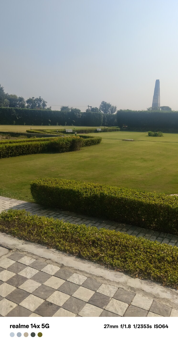 Garden, mansha-oaks  165 Sq.Yd. Plot In Sector 98 Faridabad 9413697