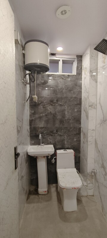 Bathroom in 1.5 BHK Builder Floor at Nawada – for Rent