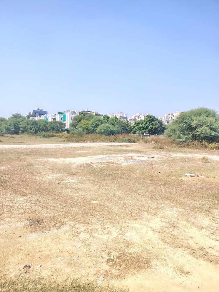 Garden, sector 75  173 Sq.Mt. Plot In Sector 75 Faridabad 9387960