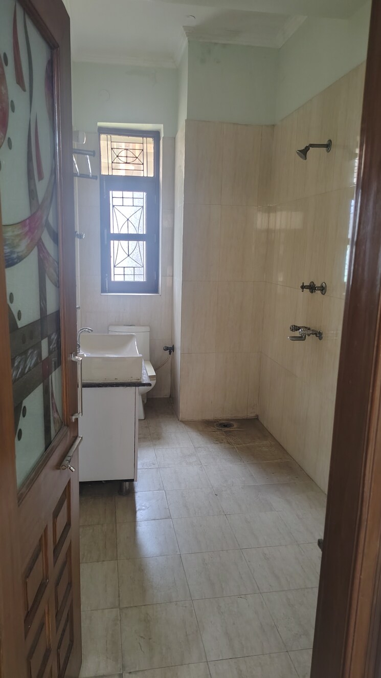 Bathroom, sg-oasis 3 Bedroom 1665 Sq.Ft. Apartment In Vasundhara Sector 2b Ghaziabad 9414105