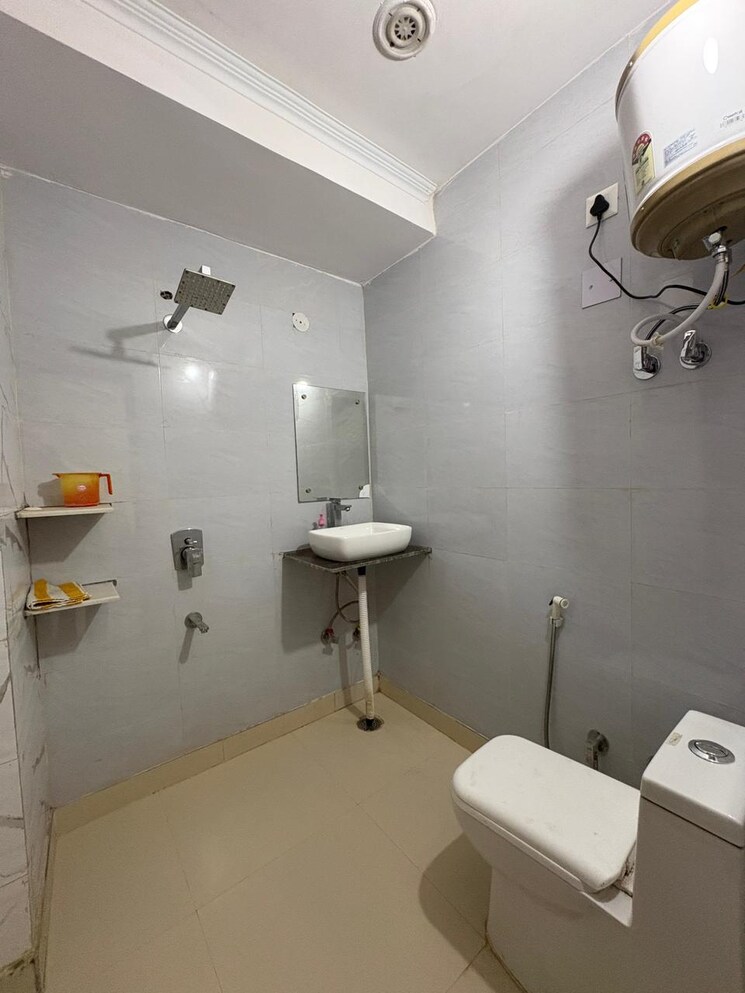 Bathroom, sector 43 2 Bedroom 204 Sq.Yd. Builder Floor In Sector 43 Gurgaon 9414204