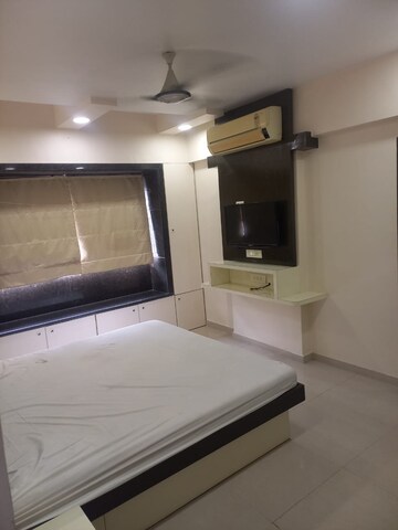 Room in 2 BHK Apartment at Kandivali West – for Rent