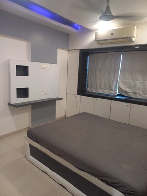 Room in 2 BHK Apartment at Kandivali West – for Rent