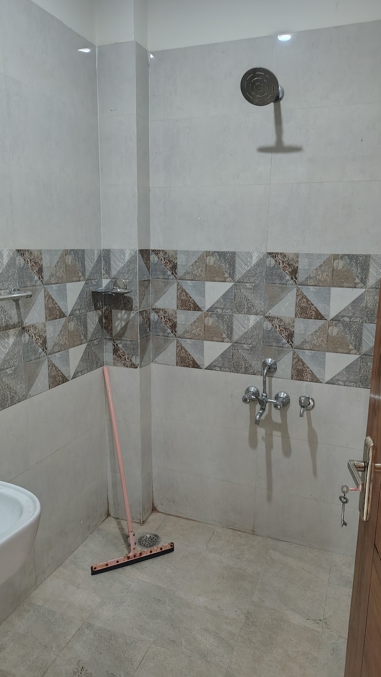 Bathroom, metro-suites-glitz 3 Bedroom 1650 Sq.Ft. Apartment In Vasundhara Sector 2 Ghaziabad 9414548