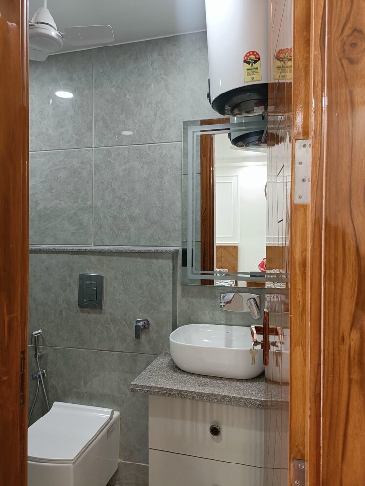 Bathroom, lajpat nagar 4 1 RK 200 Sq.Ft. Builder Floor In Lajpat Nagar 4 Delhi 9415146