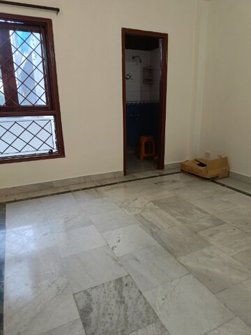 Room in 3 BHK Builder Floor at Uppal Southend, Sector 49 – for Rent