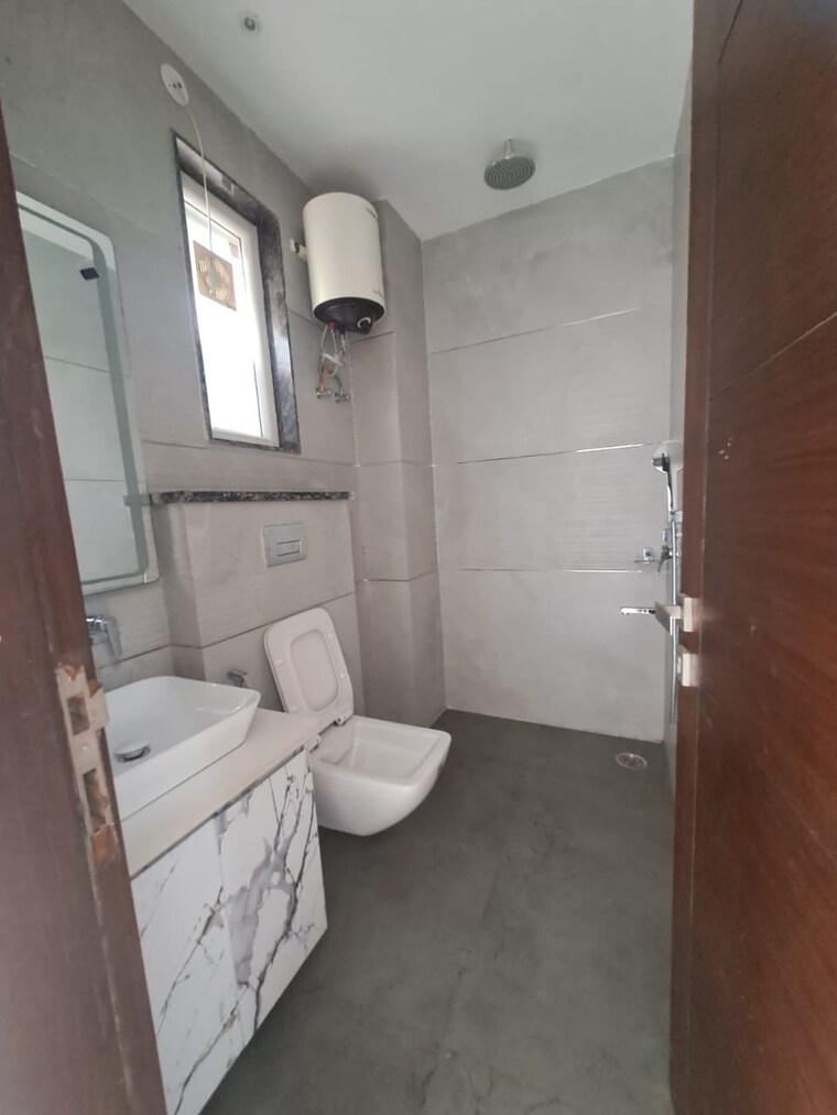 Bathroom, dlf-royale-residences 2 Bedroom 1250 Sq.Ft. Builder Floor In Dlf Phase I Gurgaon 9415872