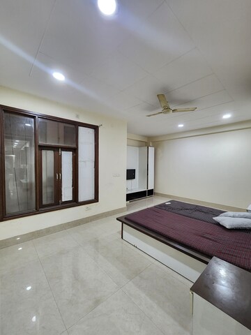 Room in 4 BHK Apartment at Chattarpur – for Rent