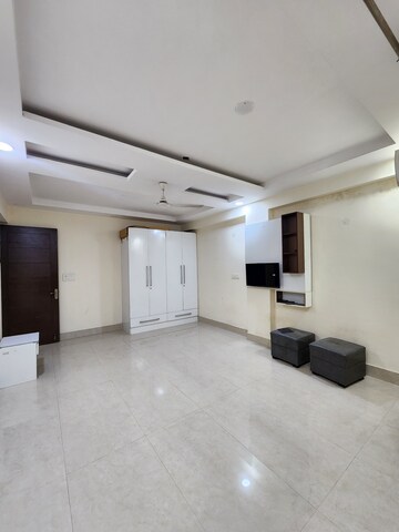 Room in 4 BHK Apartment at Chattarpur – for Rent