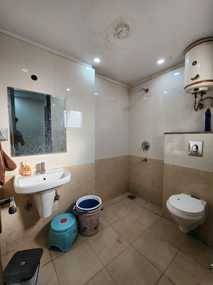 Bathroom, chattarpur 4 Bedroom 1900 Sq.Ft. Apartment In Chattarpur Delhi 9416006