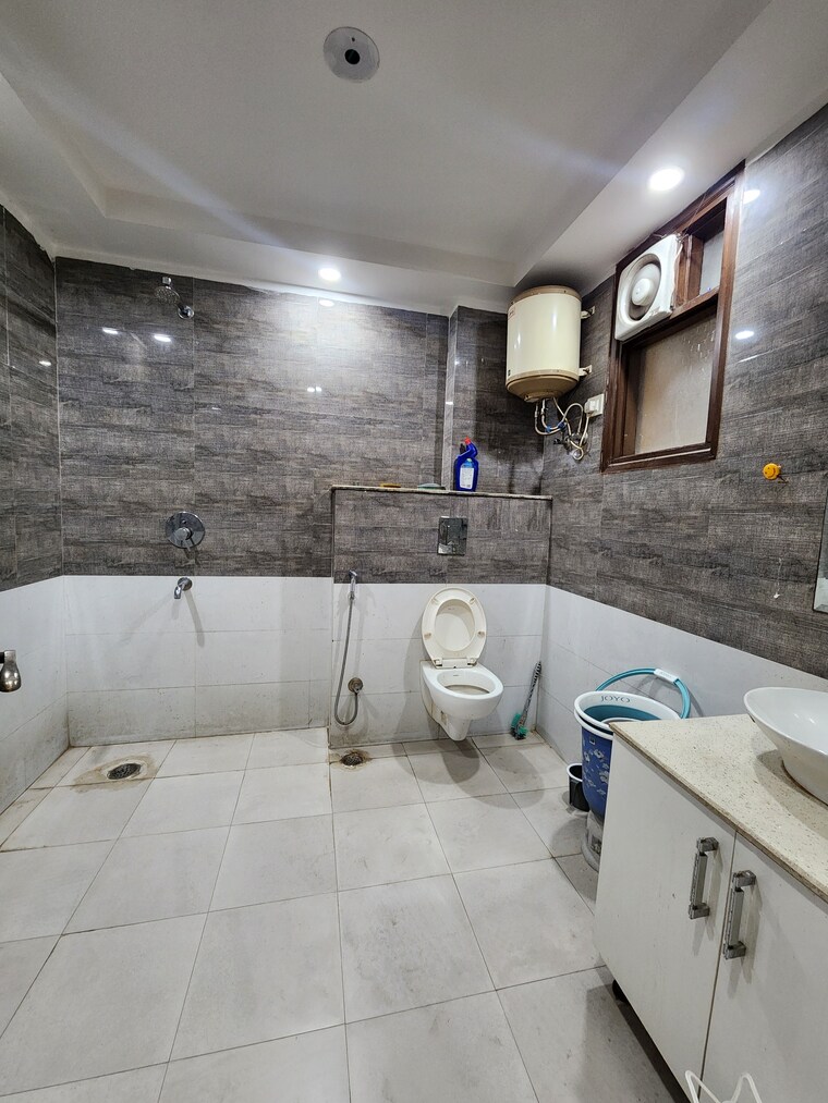Bathroom, chattarpur 4 Bedroom 1900 Sq.Ft. Apartment In Chattarpur Delhi 9416006