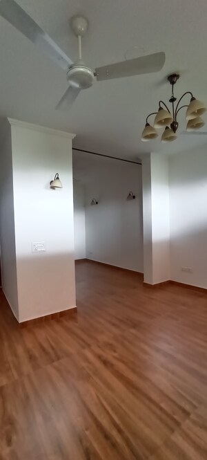 Room in 2 BHK Builder Floor at DLF Royale Residences, Dlf Phase I – for Rent