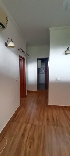 Room in 2 BHK Builder Floor at DLF Royale Residences, Dlf Phase I – for Rent