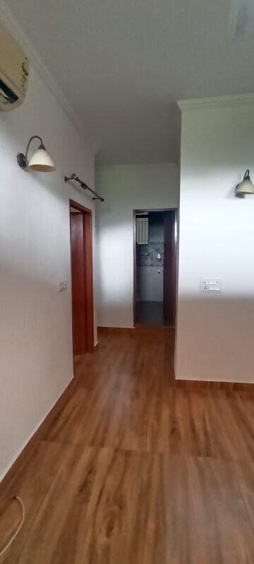 Room in 2 BHK Builder Floor at DLF Royale Residences, Dlf Phase I – for Rent
